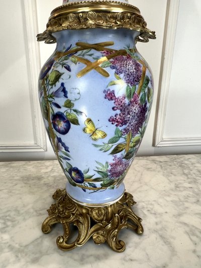 GRANDE LAMPE ANCIENNE EN PORCELAINE DE PARIS A 3 DECORS FLORAUX ORNÉE DE BRONZE