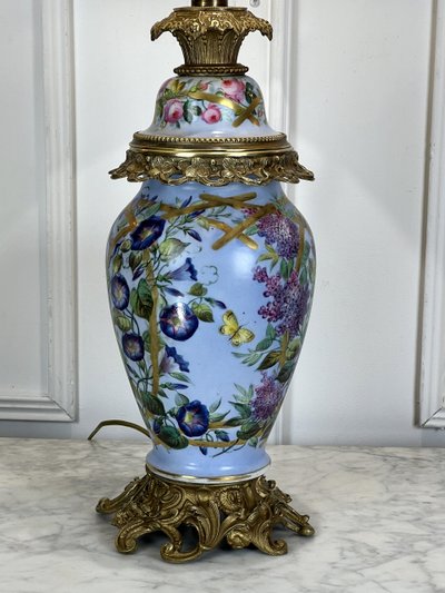 GRANDE LAMPE ANCIENNE EN PORCELAINE DE PARIS A 3 DECORS FLORAUX ORNÉE DE BRONZE