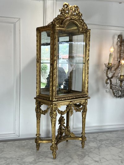 PICCOLA VETRINA XIX SECOLO SU PIEDI IN LEGNO INTAGLIATO E DORATO IN STILE LUIGI XV