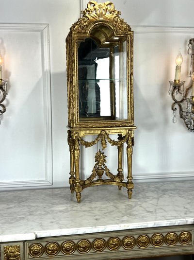 PICCOLA VETRINA XIX SECOLO SU PIEDI IN LEGNO INTAGLIATO E DORATO IN STILE LUIGI XV