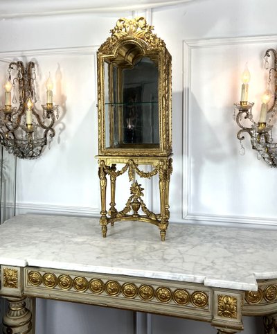 PICCOLA VETRINA XIX SECOLO SU PIEDI IN LEGNO INTAGLIATO E DORATO IN STILE LUIGI XV