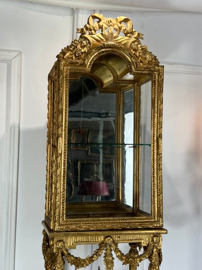 PICCOLA VETRINA XIX SECOLO SU PIEDI IN LEGNO INTAGLIATO E DORATO IN STILE LUIGI XV