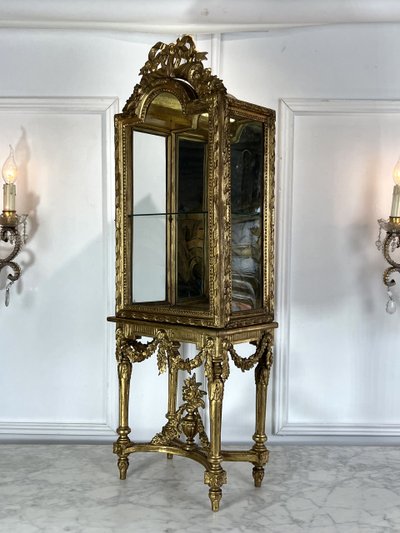PICCOLA VETRINA XIX SECOLO SU PIEDI IN LEGNO INTAGLIATO E DORATO IN STILE LUIGI XV