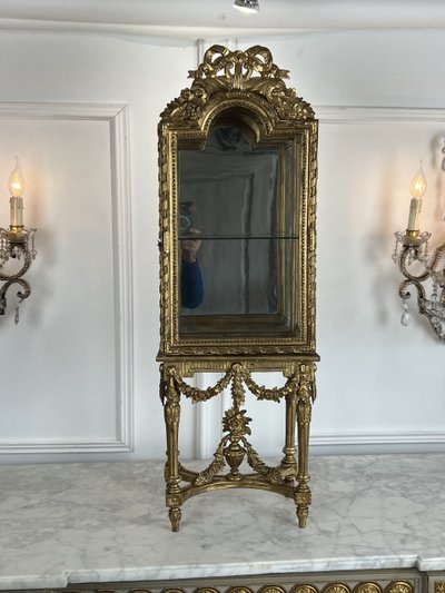 PICCOLA VETRINA XIX SECOLO SU PIEDI IN LEGNO INTAGLIATO E DORATO IN STILE LUIGI XV