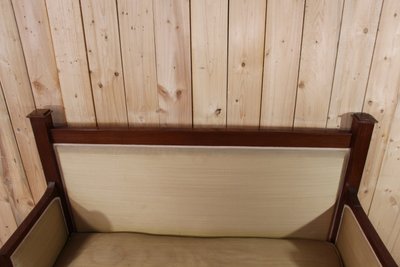 Divano turco del periodo di restauro in mogano con collo di cigno