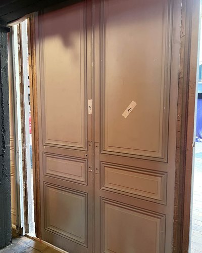 Set di porte doppie con telaio e traverso