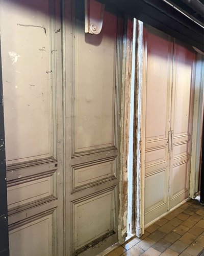 Set di porte doppie con telaio e traverso