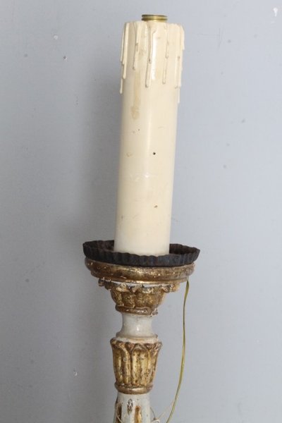 Candélabre ancien en bois peint, laqué or et ivoire, XVIIIe siècle. Taille cm 90 