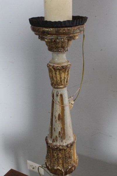 Candélabre ancien en bois peint, laqué or et ivoire, XVIIIe siècle. Taille cm 90 