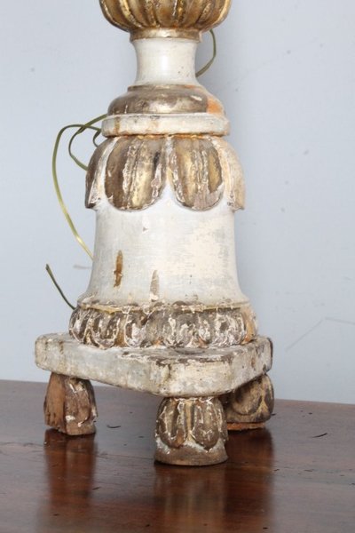 Candélabre ancien en bois peint, laqué or et ivoire, XVIIIe siècle. Taille cm 90 