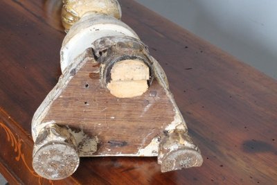 Candélabre ancien en bois peint, laqué or et ivoire, XVIIIe siècle. Taille cm 90 