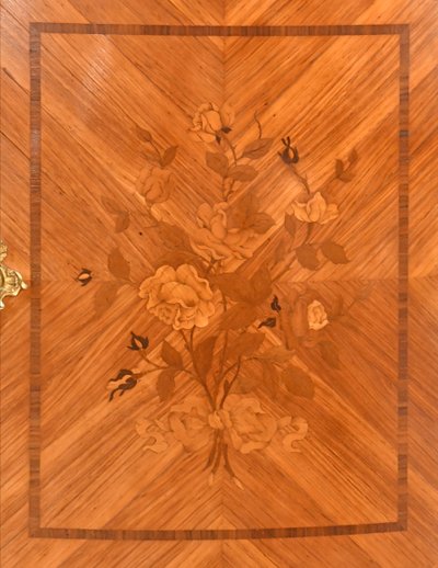 Credenza intarsiata in stile Luigi XV