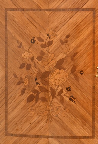 Credenza intarsiata in stile Luigi XV