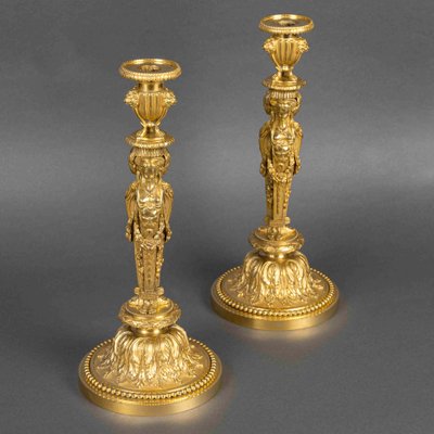 Da Dugourc e Rémond, coppia di candelieri in bronzo dorato in stile Luigi XVI con candelieri da donna