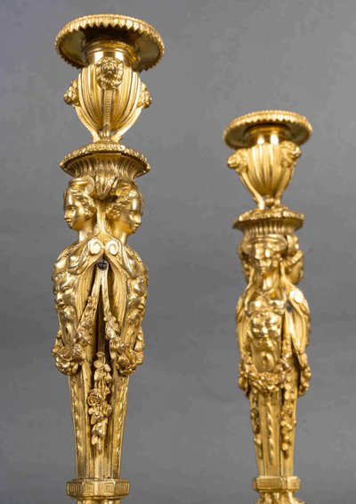 Da Dugourc e Rémond, coppia di candelieri in bronzo dorato in stile Luigi XVI con candelieri da donna
