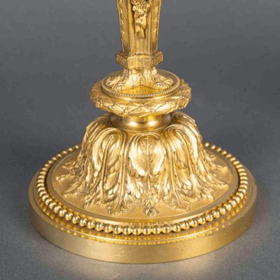 Da Dugourc e Rémond, coppia di candelieri in bronzo dorato in stile Luigi XVI con candelieri da donna