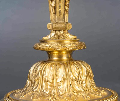 Da Dugourc e Rémond, coppia di candelieri in bronzo dorato in stile Luigi XVI con candelieri da donna