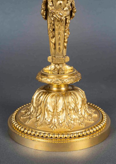 Da Dugourc e Rémond, coppia di candelieri in bronzo dorato in stile Luigi XVI con candelieri da donna