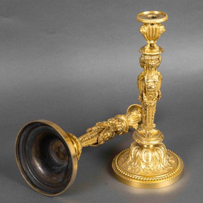 Da Dugourc e Rémond, coppia di candelieri in bronzo dorato in stile Luigi XVI con candelieri da donna
