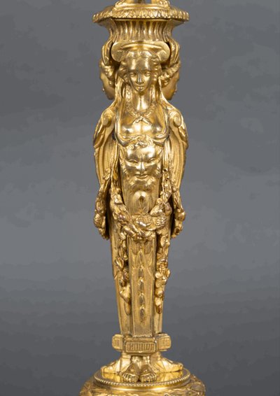 Da Dugourc e Rémond, coppia di candelieri in bronzo dorato in stile Luigi XVI con candelieri da donna