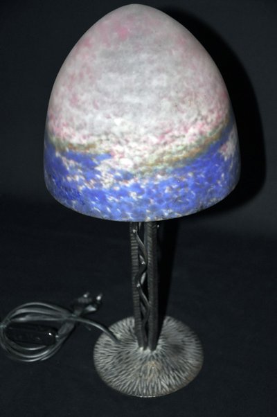 Lampe circa 1925 abat-jour signé Muller Frères pied en fer forgé 