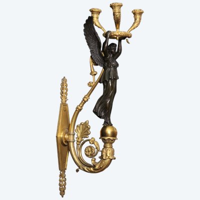 Empire wall lamp in gilded and patinated bronze with Fame, 19th century