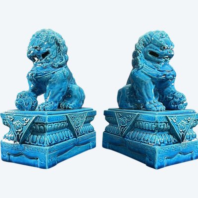 China, 1950er/1960er Jahre, schönes Paar türkisblauer Hunde aus Porzellan.