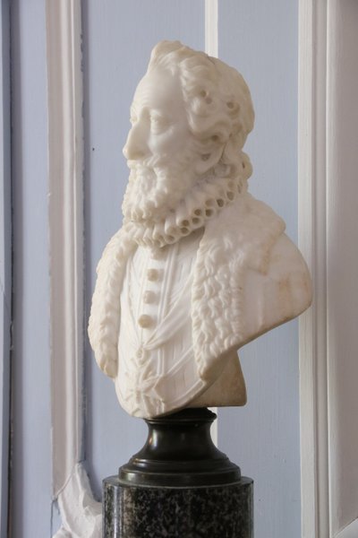 Coppia di busti in marmo raffiguranti Carlo I, re d'Inghilterra, ed Enrico IV, re di Francia