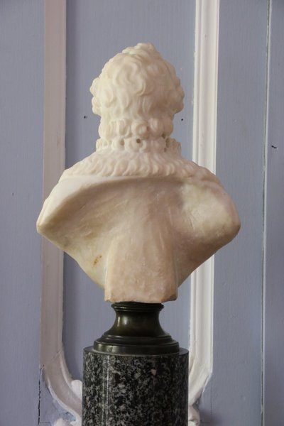 Coppia di busti in marmo raffiguranti Carlo I, re d'Inghilterra, ed Enrico IV, re di Francia