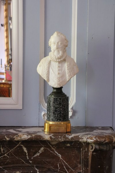Coppia di busti in marmo raffiguranti Carlo I, re d'Inghilterra, ed Enrico IV, re di Francia