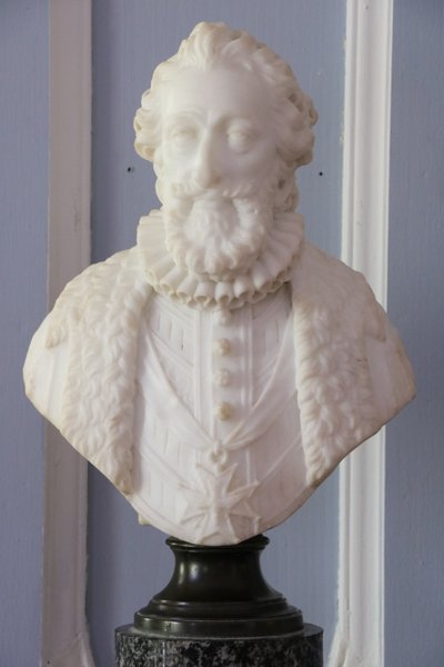 Coppia di busti in marmo raffiguranti Carlo I, re d'Inghilterra, ed Enrico IV, re di Francia