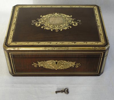 Large Napoleon III jewelry box / cassette in brass and mother-of-pearl marquetry