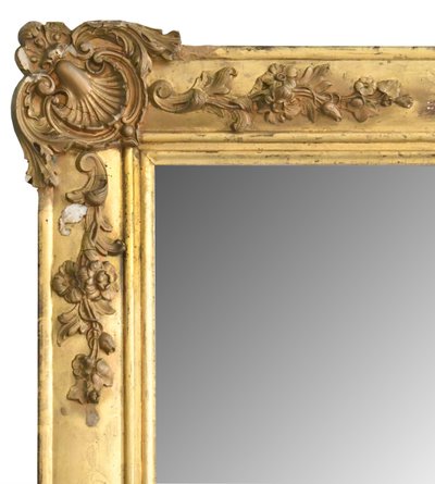 Miroir en bois et stuc doré et gravé  