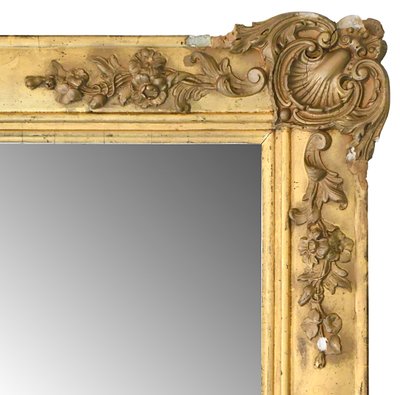 Miroir en bois et stuc doré et gravé  