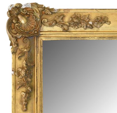 Miroir en bois et stuc doré et gravé  
