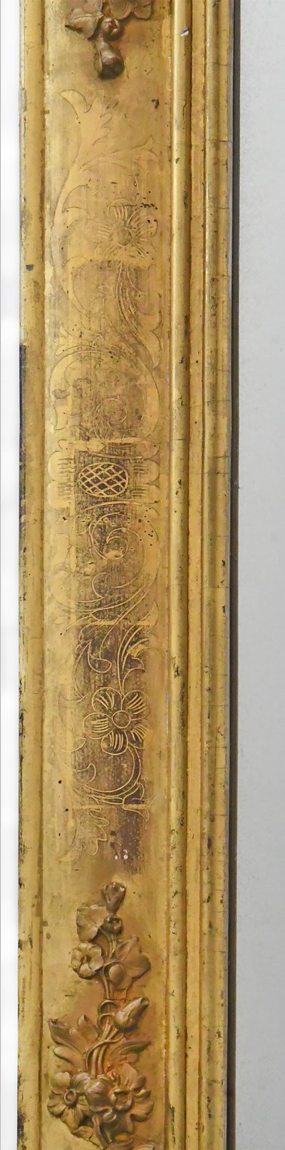 Miroir en bois et stuc doré et gravé  