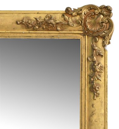 Miroir en bois et stuc doré et gravé  