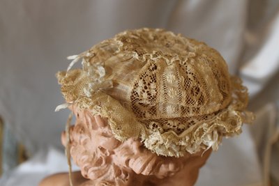Cuffietta in pizzo batista color avorio per neonato o bambola, inizio XX secolo 