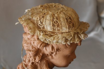 Cuffietta in pizzo batista color avorio per neonato o bambola, inizio XX secolo 