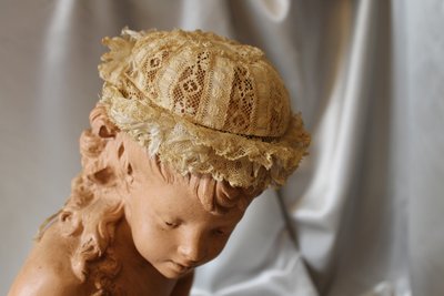 Cuffietta in pizzo batista color avorio per neonato o bambola, inizio XX secolo 