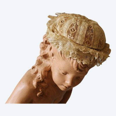 Cuffietta in pizzo batista color avorio per neonato o bambola, inizio XX secolo 