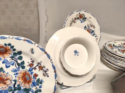 Gien Factory. Earthenware dinner service, Rooster and Peony model. 32 pieces