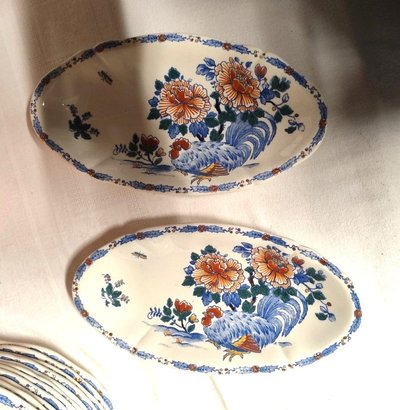 Gien Factory. Earthenware dinner service, Rooster and Peony model. 32 pieces