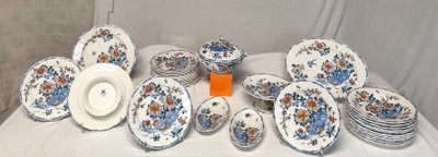 Gien Factory. Earthenware dinner service, Rooster and Peony model. 32 pieces