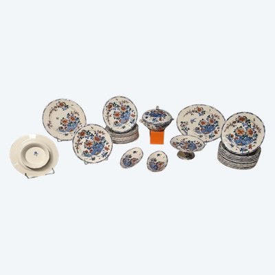 Gien Factory. Earthenware dinner service, Rooster and Peony model. 32 pieces
