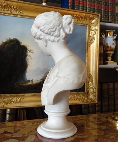 Busto neoclassico di donna in stile antico - marmo scolpito - 47,5 cm
