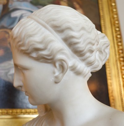 Busto neoclassico di donna in stile antico - marmo scolpito - 47,5 cm