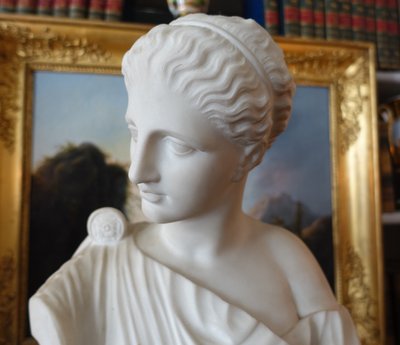 Busto neoclassico di donna in stile antico - marmo scolpito - 47,5 cm