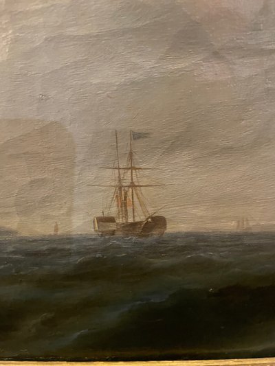 Marine mit drei Booten am Dock 