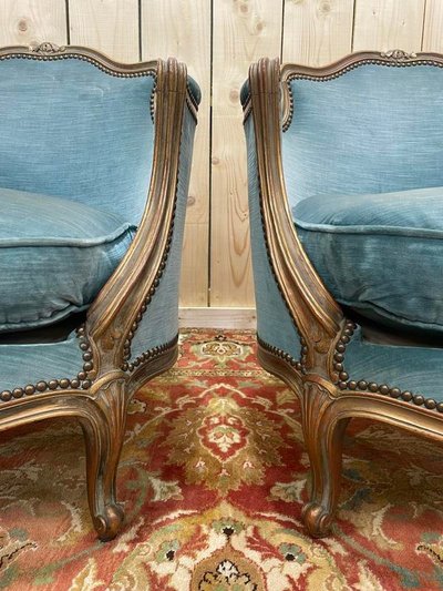 Paire de fauteuils bergères de style Louis XV en velours bleu et bois doré 